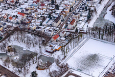 Luftbild von Schwanenweier im Winter gefroren in Kandel im Bundesland Rheinland-Pfalz, Deutschland