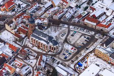 Marktplatz, -Kirche Im Winter bei Schnee in Kandel im Bundesland Rheinland-Pfalz, Deutschland