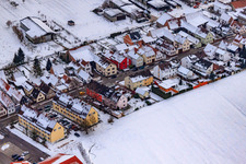 Luftbild von Saarstraße Im Winter bei Schnee in Kandel im Bundesland Rheinland-Pfalz, Deutschland