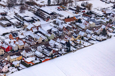 Luftaufnahme von Saarstraße Im Winter bei Schnee in Kandel im Bundesland Rheinland-Pfalz, Deutschland