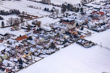 Schrägluftbild von Saarstraße Im Winter bei Schnee in Kandel im Bundesland Rheinland-Pfalz, Deutschland