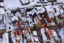 Saarstraße Im Winter bei Schnee in Kandel im Bundesland Rheinland-Pfalz, Deutschland aus der Drohnenperspektive