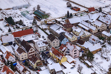 Saarstraße Im Winter bei Schnee in Kandel im Bundesland Rheinland-Pfalz, Deutschland von einer Drohne aus