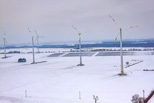 Luftbild von Windkraftanlagen Im Winter bei Schnee in Minfeld im Bundesland Rheinland-Pfalz, Deutschland
