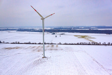 Schrägluftbild von Windkraftanlagen Im Winter bei Schnee in Minfeld im Bundesland Rheinland-Pfalz, Deutschland
