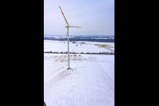 Windkraftanlagen Im Winter bei Schnee in Minfeld im Bundesland Rheinland-Pfalz, Deutschland von oben