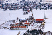 Dorfmarkt Schoßberghof Im Winter bei Schnee in Minfeld im Bundesland Rheinland-Pfalz, Deutschland