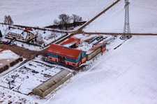 Schrägluftbild von Dorfmarkt Schoßberghof Im Winter bei Schnee in Minfeld im Bundesland Rheinland-Pfalz, Deutschland