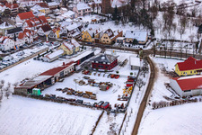 Luftbild von Burg Haus Im Winter bei Schnee in Minfeld im Bundesland Rheinland-Pfalz, Deutschland
