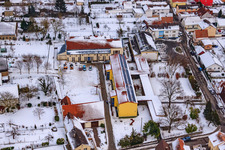 Grundschule Minfeld und Mundoplatz und -Halle Im Winter bei Schnee im Bundesland Rheinland-Pfalz, Deutschland
