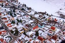 Luftbild von Herrengasse Im Winter bei Schnee in Minfeld im Bundesland Rheinland-Pfalz, Deutschland