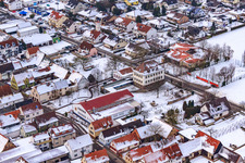 Luftbild von Dorfplatz mit Grundschule bei Schnee in Freckenfeld im Bundesland Rheinland-Pfalz, Deutschland