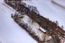 Wildgehege am Gasthaus zur Brauerei bei Schnee in Freckenfeld im Bundesland Rheinland-Pfalz, Deutschland von oben