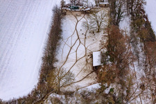 Wildgehege am Gasthaus zur Brauerei bei Schnee in Freckenfeld im Bundesland Rheinland-Pfalz, Deutschland von oben gesehen