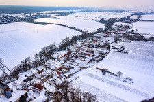 Luftaufnahme von Hauptstraße bei Schnee in Vollmersweiler im Bundesland Rheinland-Pfalz, Deutschland