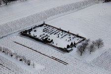 Schrägluftbild von Friedhof im Schnee im Ortsteil Kleinsteinfeld in Niederotterbach im Bundesland Rheinland-Pfalz, Deutschland