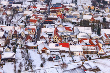Hauptstraße im Winter im Schnee in Dierbach im Bundesland Rheinland-Pfalz, Deutschland