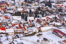 Luftbild von Hauptstraße im Winter im Schnee in Dierbach im Bundesland Rheinland-Pfalz, Deutschland