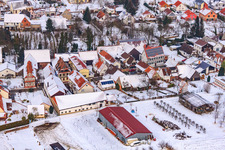 Luftaufnahme von Hauptstraße im Winter im Schnee in Dierbach im Bundesland Rheinland-Pfalz, Deutschland