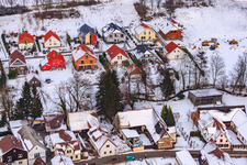Kirchgasse bei Schnee in Dierbach im Bundesland Rheinland-Pfalz, Deutschland