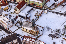 Luftbild von Kirche St. Anna bei Schnee in Dierbach im Bundesland Rheinland-Pfalz, Deutschland