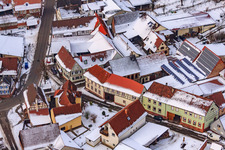 Weihgut Holger Kuhn in der Haingasse x Hauptstraße bei Schnee in Dierbach im Bundesland Rheinland-Pfalz, Deutschland