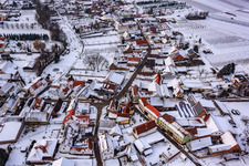 Luftaufnahme von Haingasse x Hauptstraße bei Schnee in Dierbach im Bundesland Rheinland-Pfalz, Deutschland