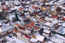 Hauptstraße im Winter im Schnee in Barbelroth im Bundesland Rheinland-Pfalz, Deutschland