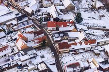 Raiffeisenstraße x Kuhgasse bei Schnee in Winden im Bundesland Rheinland-Pfalz, Deutschland