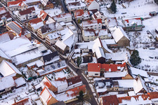 Luftbild von Raiffeisenstraße x Kuhgasse bei Schnee in Winden im Bundesland Rheinland-Pfalz, Deutschland