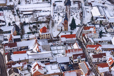 Luftbild von Raiffeisenstraße x Kirchstraße bei Schnee in Winden im Bundesland Rheinland-Pfalz, Deutschland