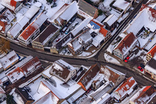 Rathaus bei Schnee in Winden im Bundesland Rheinland-Pfalz, Deutschland von oben