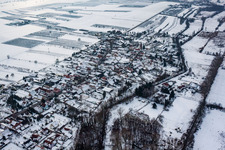Luftbild von Winterlich schneebedeckte Dorf - Ansicht am Rande von landwirtschaftlichen Feldern und Nutzflächen in Winden im Bundesland Rheinland-Pfalz, Deutschland