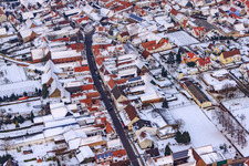 Luftbild von Kreuzgasse bei Schnee in Steinweiler im Bundesland Rheinland-Pfalz, Deutschland