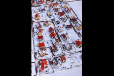 Schrägluftbild von Neubaugebiet Brotäcker bei Schnee in Steinweiler im Bundesland Rheinland-Pfalz, Deutschland