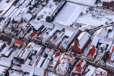 Kreuzgasse bei Schnee in Steinweiler im Bundesland Rheinland-Pfalz, Deutschland von oben