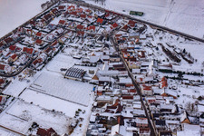 Obergasse bei Schnee in Steinweiler im Bundesland Rheinland-Pfalz, Deutschland