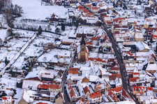 Luftaufnahme von Kirche St. Martin bei Schnee in Steinweiler im Bundesland Rheinland-Pfalz, Deutschland