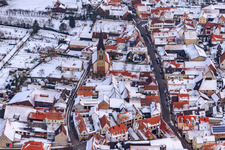 Schrägluftbild von Kirche St. Martin bei Schnee in Steinweiler im Bundesland Rheinland-Pfalz, Deutschland