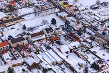 Steingartenweg bei Schnee in Steinweiler im Bundesland Rheinland-Pfalz, Deutschland