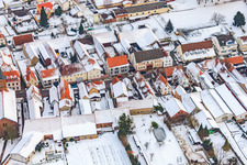 Kreuzgasse bei Schnee in Steinweiler im Bundesland Rheinland-Pfalz, Deutschland vom Flugzeug aus