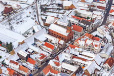 Protest. Kirche bei Schnee in Steinweiler im Bundesland Rheinland-Pfalz, Deutschland aus der Luft