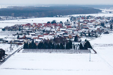 Im Winter bei Schnee von Westen in Erlenbach bei Kandel im Bundesland Rheinland-Pfalz, Deutschland