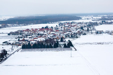 Luftbild von Im Winter bei Schnee von Westen in Erlenbach bei Kandel im Bundesland Rheinland-Pfalz, Deutschland