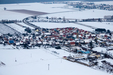 Im Winter bei Schnee von Süden in Erlenbach bei Kandel im Bundesland Rheinland-Pfalz, Deutschland