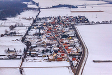 Luftbild von Dorfansicht von Westen bei Schnee im Ortsteil Minderslachen in Kandel im Bundesland Rheinland-Pfalz, Deutschland