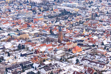 Marktplatz, kirche bei Schnee in Kandel im Bundesland Rheinland-Pfalz, Deutschland
