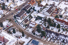 Luftbild von Guttenbergstraße bei Schnee in Kandel im Bundesland Rheinland-Pfalz, Deutschland