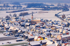 Ortszentrum im Winter bei Schnee in Neupotz im Bundesland Rheinland-Pfalz, Deutschland