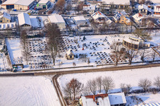 Friedhof im Winter bei Schnee in Neupotz im Bundesland Rheinland-Pfalz, Deutschland